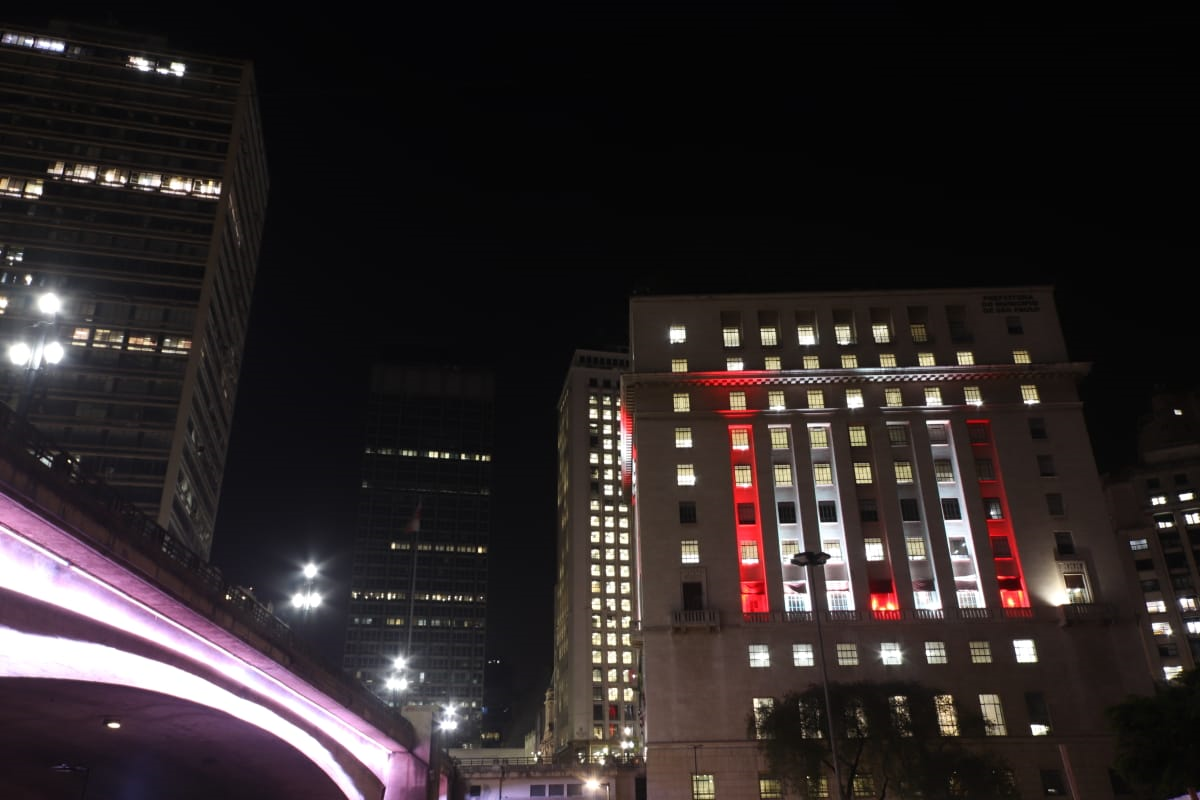 Foto do prédio da Prefeitura de São Paulo iluminado com as cores da bandeira do Líbano.